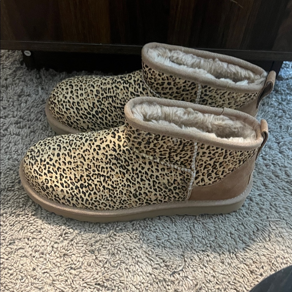 UGG Women’s size 9 Leopard Print Women's Ankle Boots - Picture 3 of 7